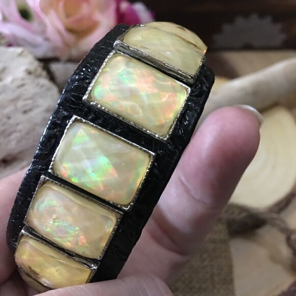 pearlescent and black leather snap cuff bracelet - Picture 5 of 5